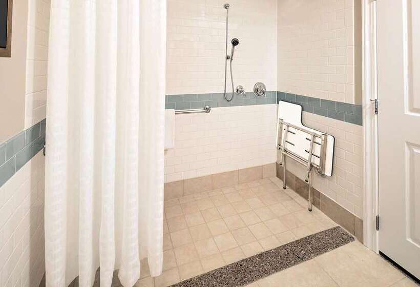 اتاق استاندارد با تخت بزرگ, Hilton Charlotte University Place