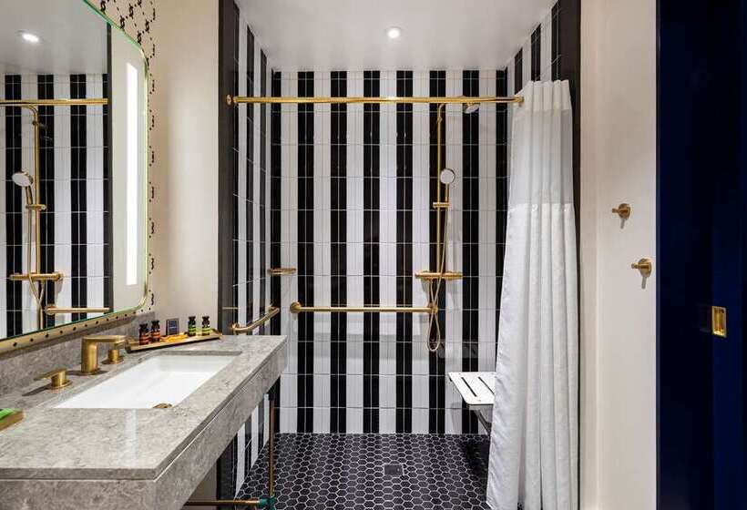 اتاق استاندارد با تخت بزرگ, Hilton Charlotte University Place