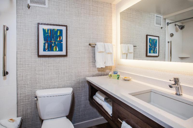 اتاق استاندارد با تخت بزرگ برای معلولان, Holiday Inn Resort Lake George, An Ihg