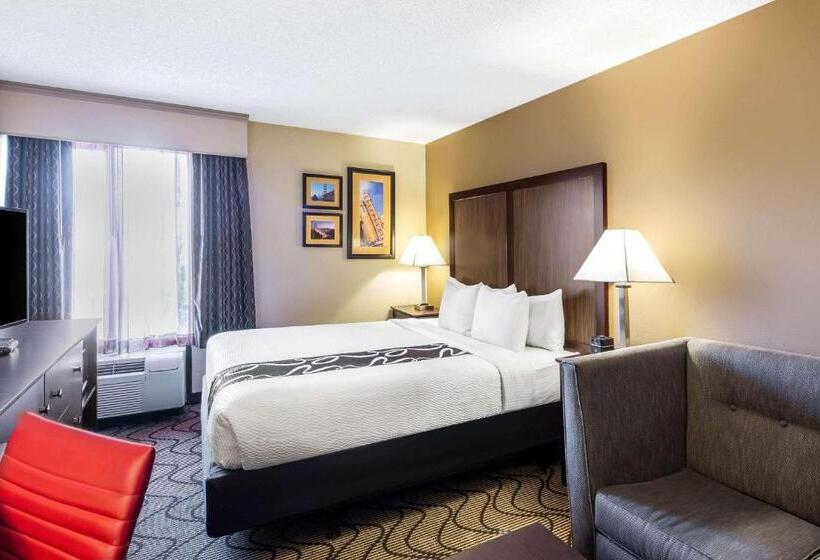 Standard Room King Size Bed, La Quinta Inn & Suites By Wyndham Oakland Airport Coliseum