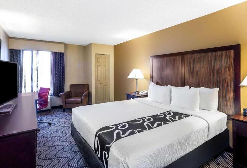 Standard Room King Bed Adapted for people with reduced mobility, La Quinta Inn & Suites By Wyndham Oakland Airport Coliseum