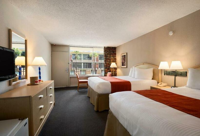 اتاق استاندارد با چشم‌انداز استخر, Ramada By Wyndham Kissimmee Gateway   Free Theme Park Shuttle