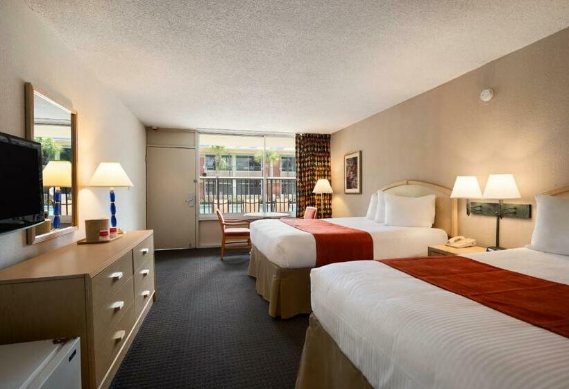 غرفة قياسية مطلّة علي حمام السباحة, Ramada By Wyndham Kissimmee Gateway