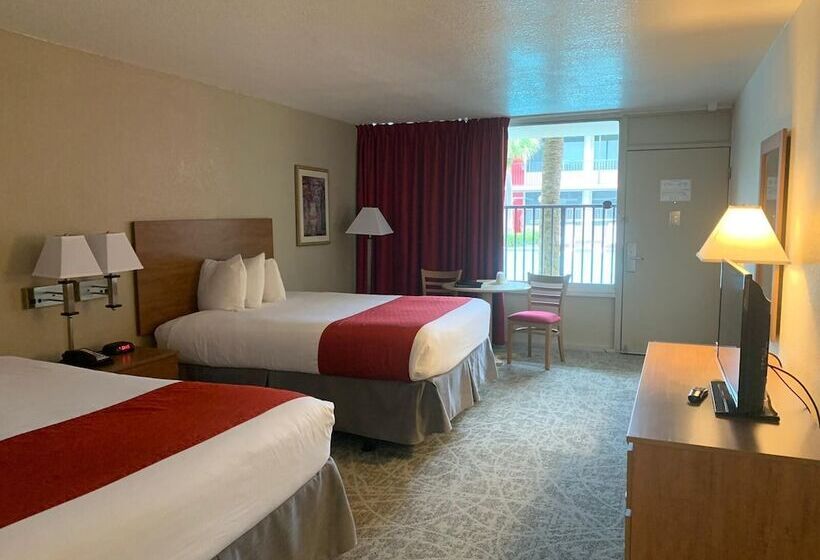 غرفة سوبيريور مطلة على حمام السباحة, Ramada By Wyndham Kissimmee Gateway