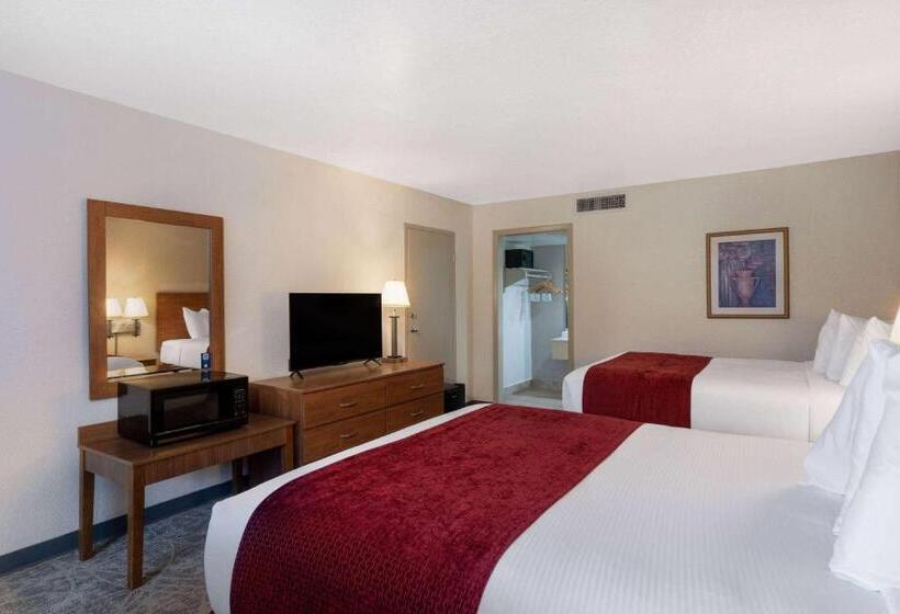 اتاق استاندارد با چشم‌انداز استخر, Ramada By Wyndham Kissimmee Gateway   Free Theme Park Shuttle