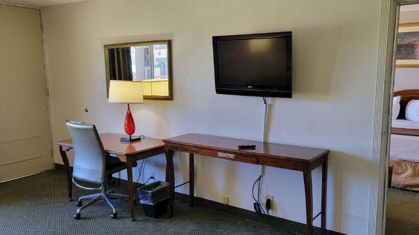 سوئیت با تخت بزرگ, Ramada By Wyndham & Suites Warner Robins