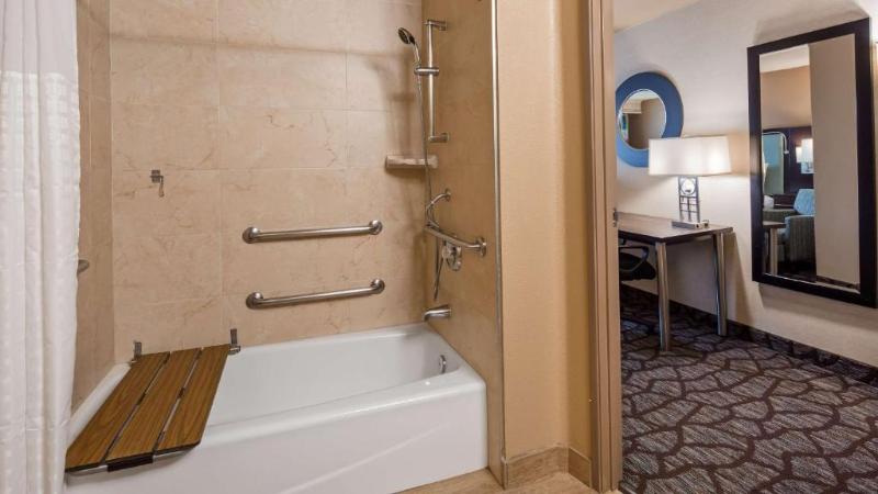 اتاق استاندارد با تخت دو نفره بزرگ برای معلولان, Ramada By Wyndham Uniontown