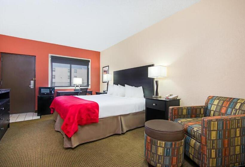 اتاق استاندارد با تخت بزرگ برای معلولان, Ramada Plaza & Conference Center By Wyndham Gillette