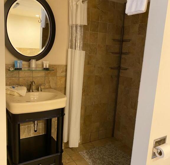 Superior room with lake view, The Georgian Lakeside Resort