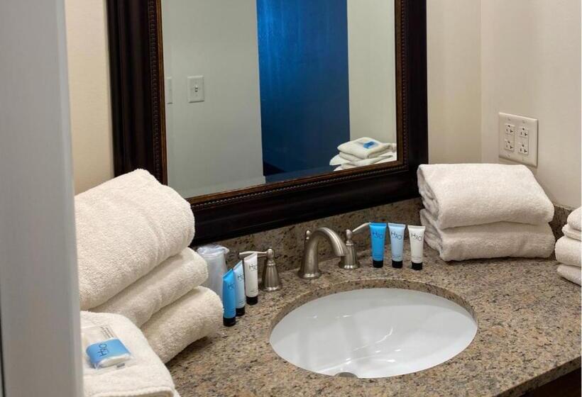 Suite with lake view, The Georgian Lakeside Resort