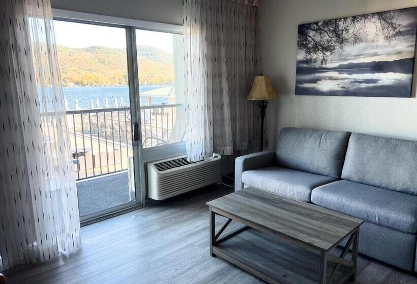 Suite with lake view, The Georgian Resort