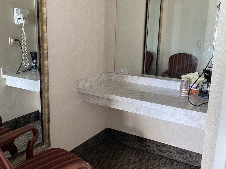 اتاق استاندارد با تخت بزرگ, The Georgian Lakeside Resort
