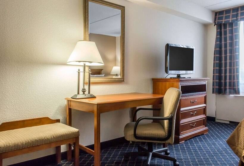 Suite Adapted for people with reduced mobility, Clarion  And Conference Center Ronkonkoma