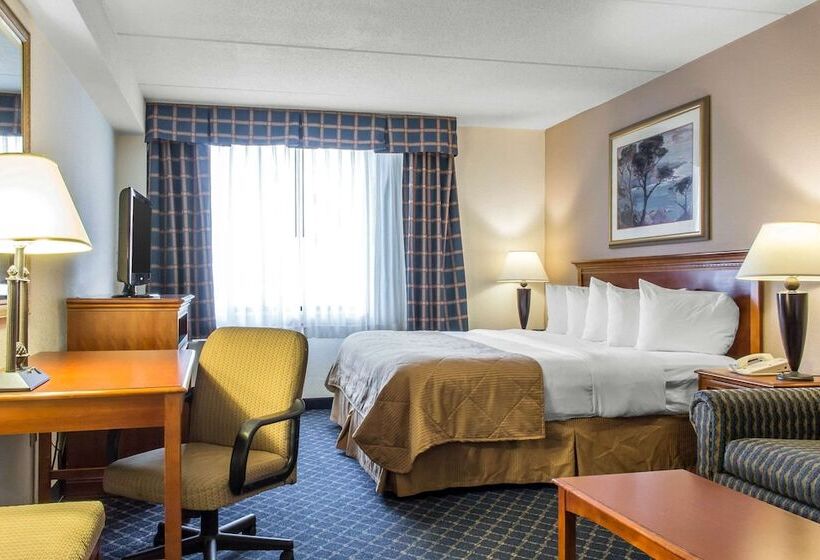 Suite Adapted for people with reduced mobility, Clarion  And Conference Center Ronkonkoma