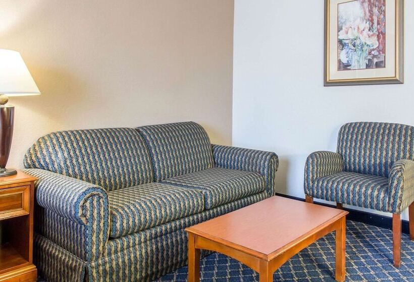 Suite Adapted for people with reduced mobility, Clarion  And Conference Center Ronkonkoma