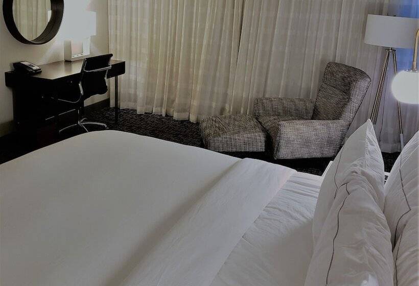 Standard Room King Bed Adapted for people with reduced mobility, Doubletree By Hilton Austin Northwest Arboretum