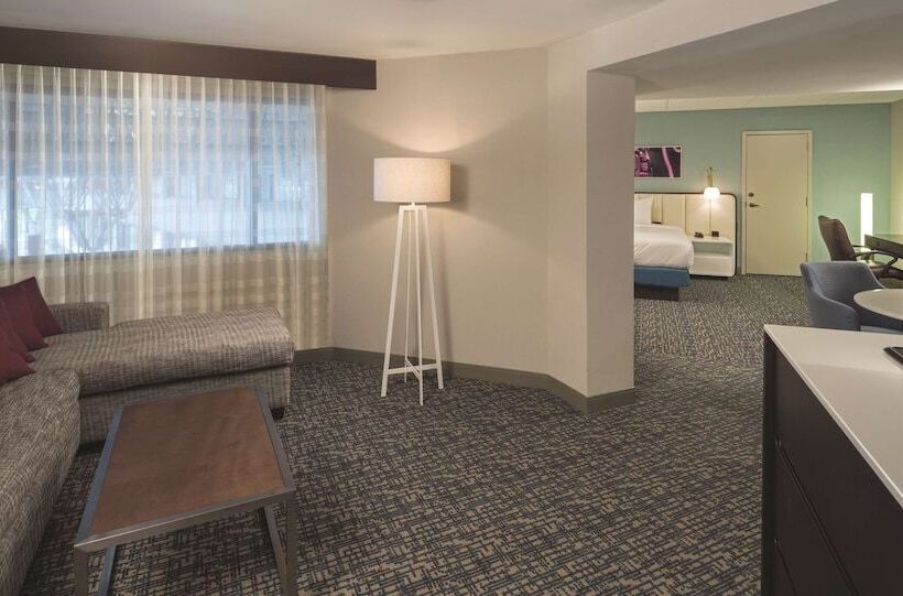 Junior Suite Cama King, Doubletree By Hilton Austin Northwest Arboretum