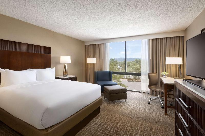 اتاق استاندارد با تخت دو نفره بزرگ, Hilton Fort Collins