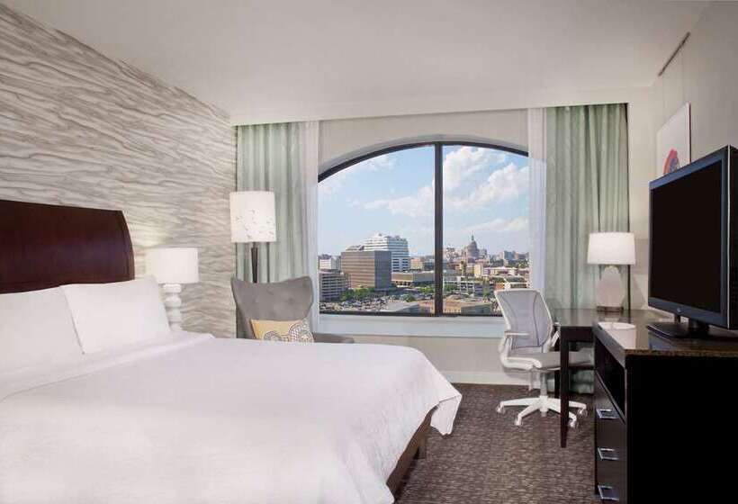 اتاق استاندارد با تخت بزرگ برای معلولان, Hilton Houston Plaza/medical Center