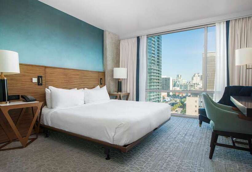 اتاق استاندارد با تخت بزرگ برای معلولان, Hilton Houston Plaza/medical Center
