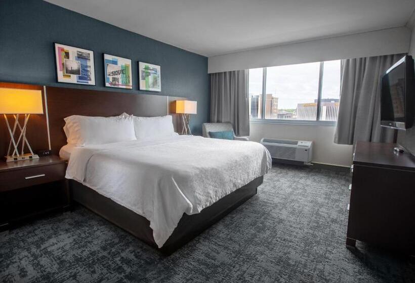 带双人大床的行政管理套房, Holiday Inn Sioux Falls City Center, An Ihg