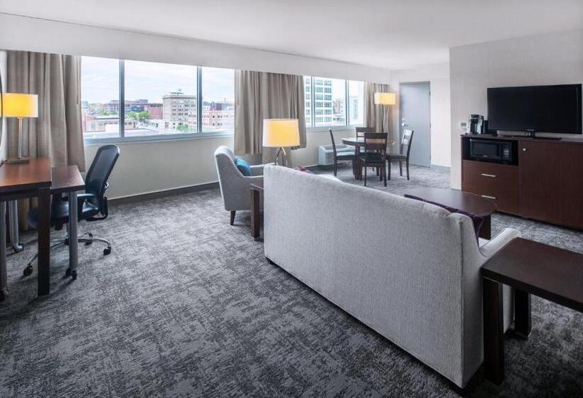 带双人大床的行政管理套房, Holiday Inn Sioux Falls City Center, An Ihg