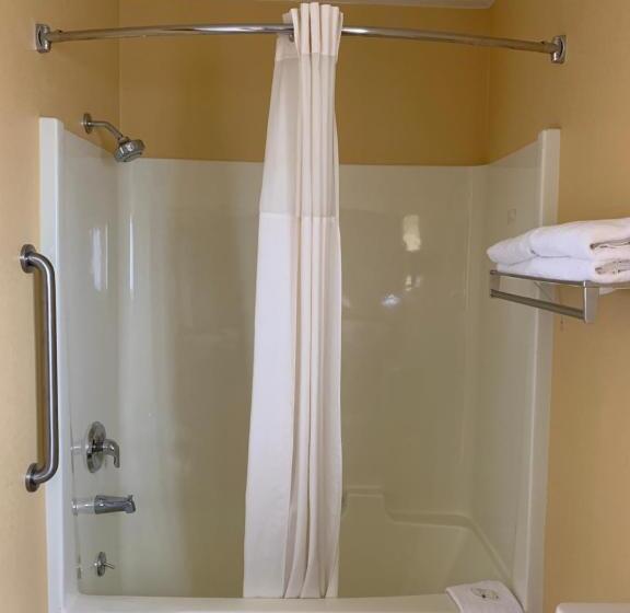 اتاق استاندارد با تخت بزرگ برای معلولان, Quality Inn Ukiah