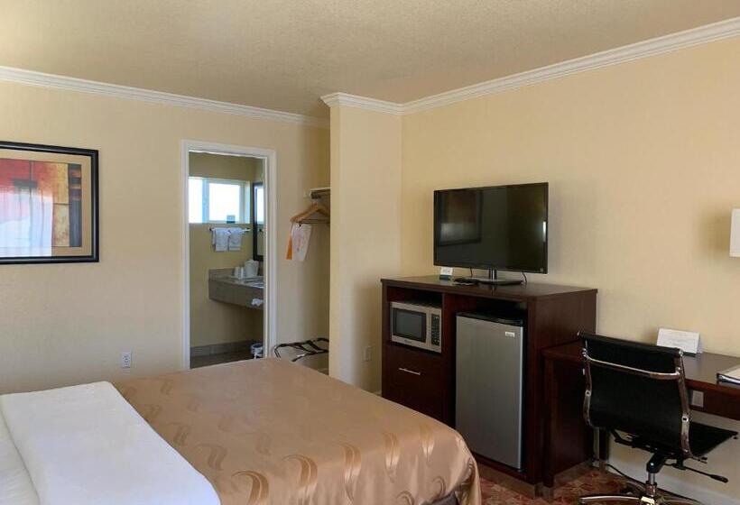 Standard Room King Bed Adapted for people with reduced mobility, Quality Inn Ukiah Downtown