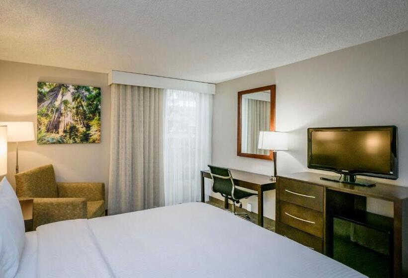 Standard Room King Size Bed, Wyndham Garden Fresno Yosemite Airport