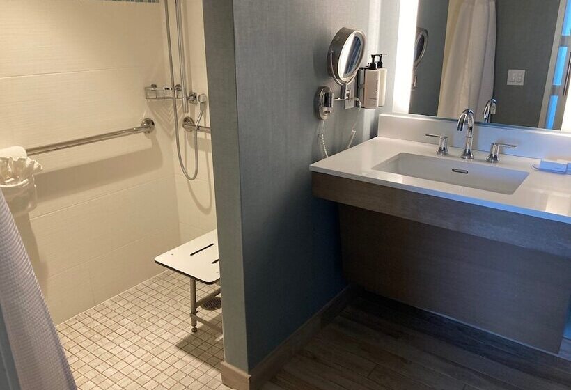 Suite Adapted for people with reduced mobility, Crowne Plaza  Ventura Beach