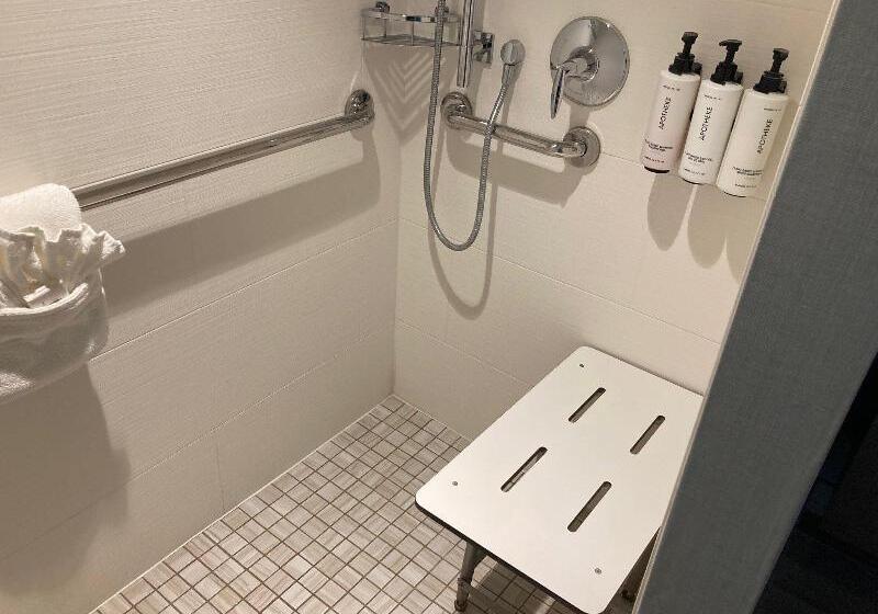سوئیت برای معلولان, Crowne Plaza Ventura Beach, An Ihg