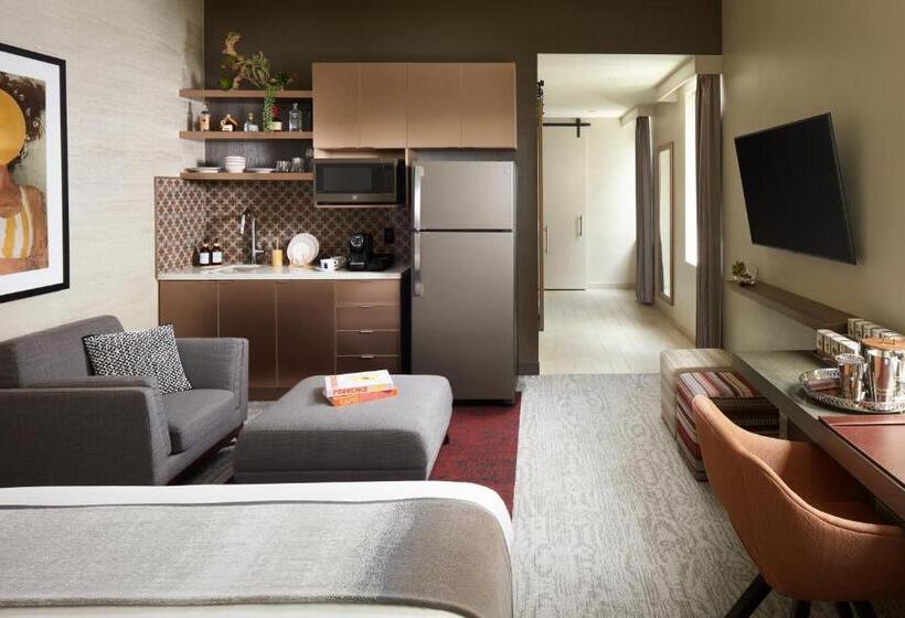 سوئیت جونیور با تخت بزرگ, THesis Hotel Miami Coral Gables, Curio Collection by Hilton