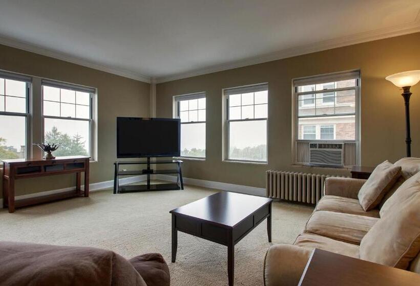 Suite with lake view, Knickerbocker On The Lake