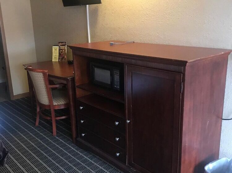 سوئیت با وان آب گرم, Knights Inn Ashland