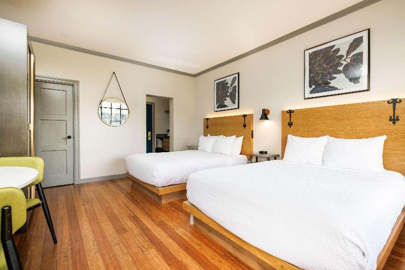 اتاق استاندارد با تخت بزرگ برای معلولان, La Quinta Inn By Wyndham Savannah Midtown