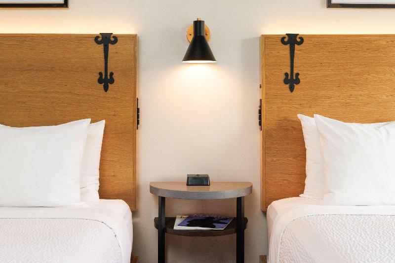 اتاق استاندارد با تخت بزرگ برای معلولان, La Quinta Inn By Wyndham Savannah Midtown