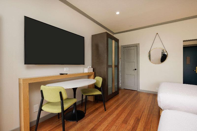 اتاق استاندارد با تخت بزرگ برای معلولان, La Quinta Inn By Wyndham Savannah Midtown