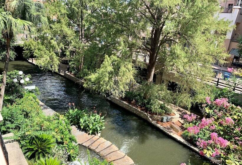 سوئیت پریمیوم, Omni La Mansion Del Rio