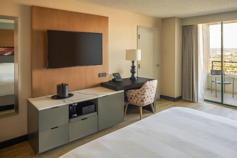 اتاق اجرایی با تخت بزرگ, San Diego Marriott Mission Valley
