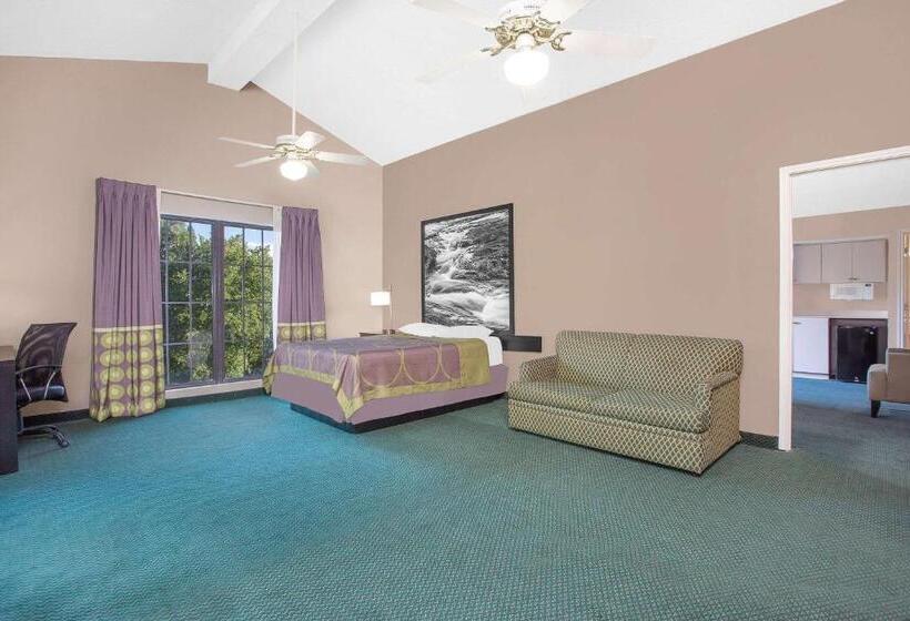 Deluxe Suite met Kingsize Bed, Super 8 By Wyndham Austell/six Flags