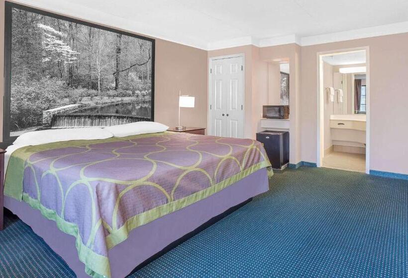 Standard Room King Bed Adapted for people with reduced mobility, Super 8 By Wyndham Austell/six Flags