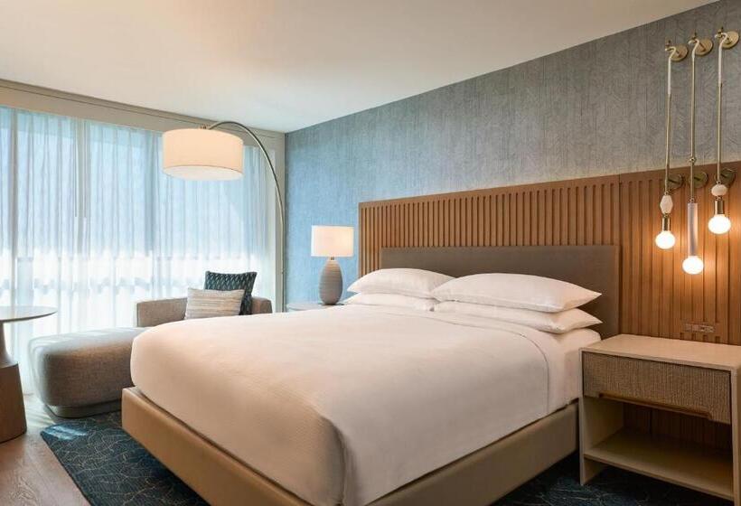 اتاق استاندارد با تخت بزرگ برای معلولان, Vea Newport Beach, A Marriott Resort & Spa