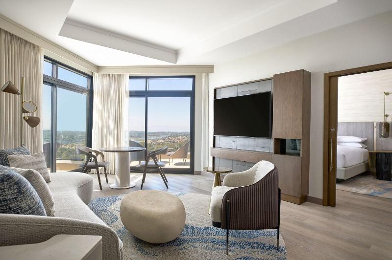 Deluxe Suite Sea View, Vea Newport Beach, A Marriott Resort & Spa
