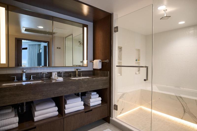 Deluxe Suite Sea View, Vea Newport Beach, A Marriott Resort & Spa