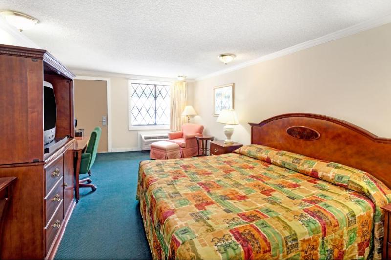 اتاق استاندارد با تخت بزرگ, Knights Inn Austell