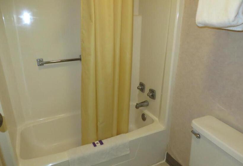 Standard Room Adapted for people with reduced mobility, Knights Inn  Canton, Oh