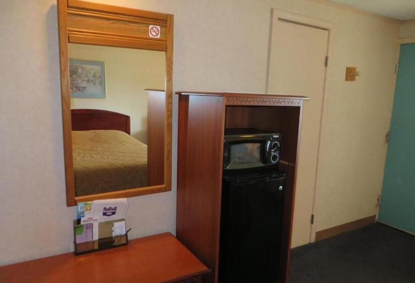 Standard Room Adapted for people with reduced mobility, Knights Inn  Canton, Oh