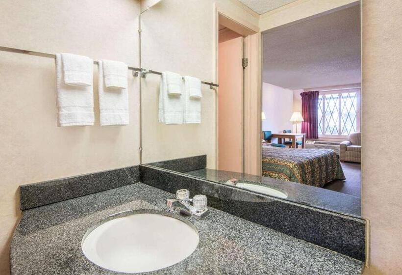 اتاق استاندارد با تخت بزرگ, Knights Inn Canton