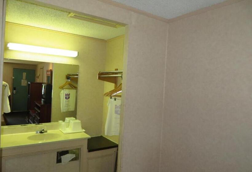 اتاق استاندارد با تخت بزرگ, Knights Inn Canton