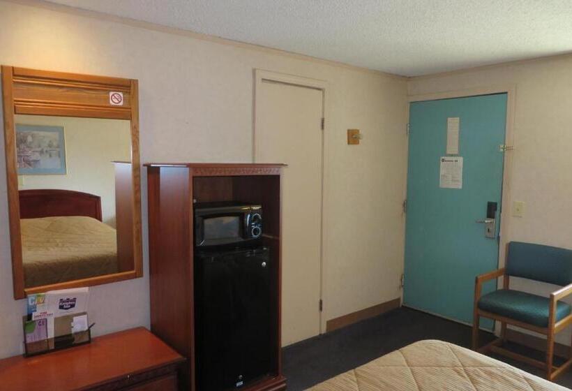 Standard Room Adapted for people with reduced mobility, Knights Inn  Canton, Oh